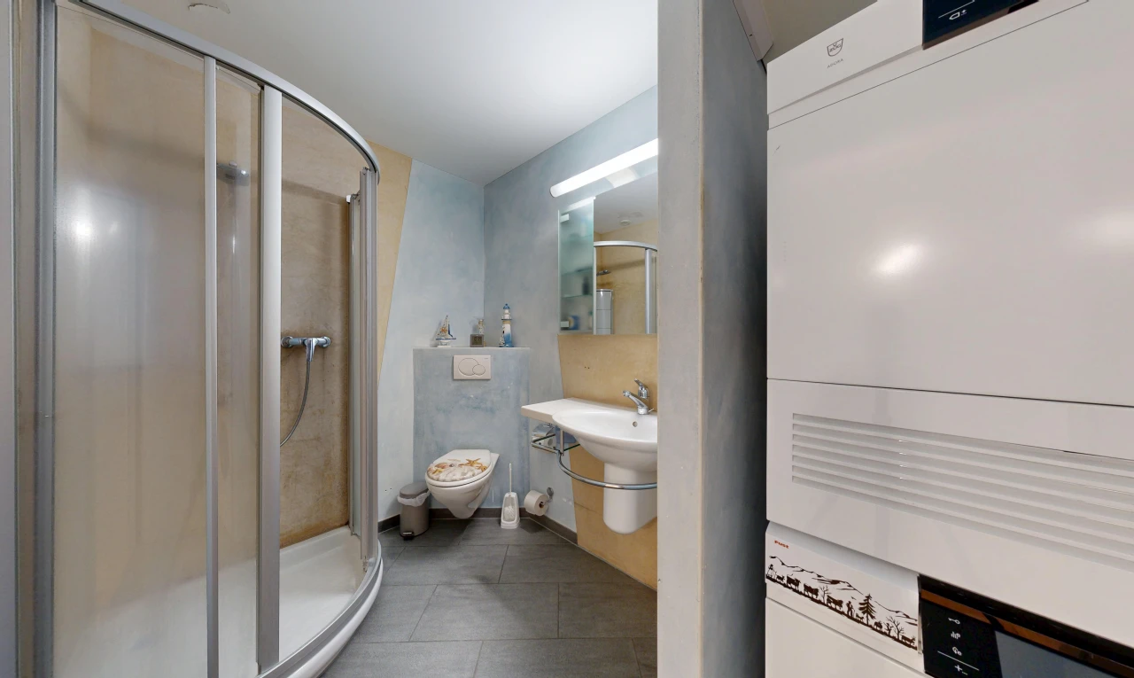 salle de bains avec salle de bain complète, douche, miroir, inside property, et évier