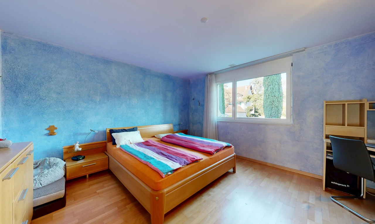 chambre avec sol en finition bois, wood finish floor, espace bureau, light floor, et lumière naturelle