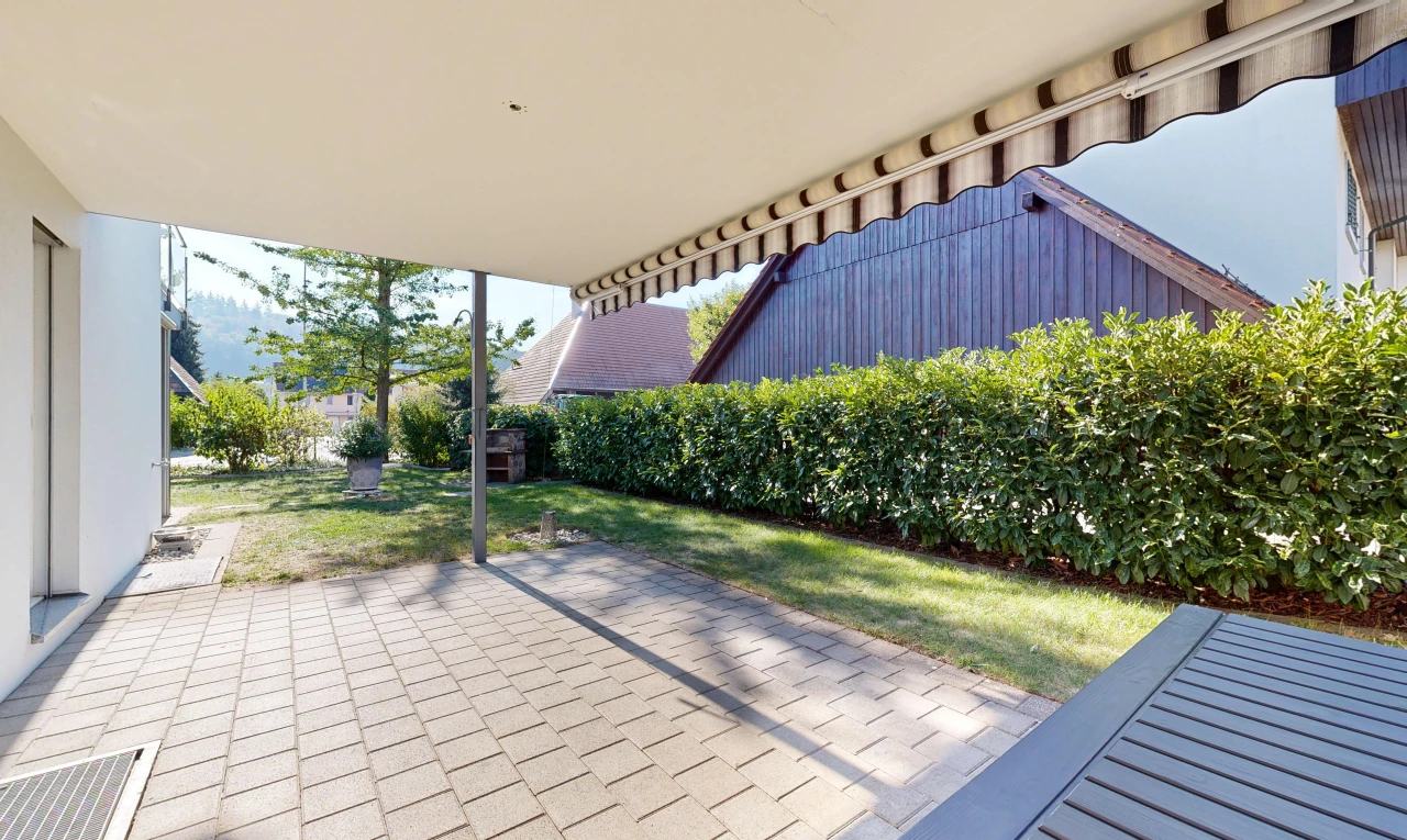 terrasse avec terrasse, pelouse, from property, et auvent