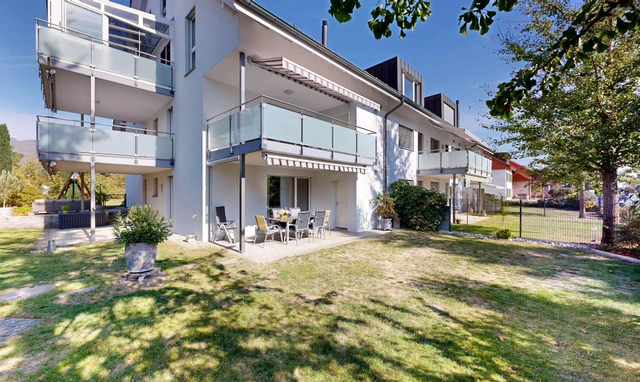 façade avec balcon, pelouse, terrasse, clôture, et day time