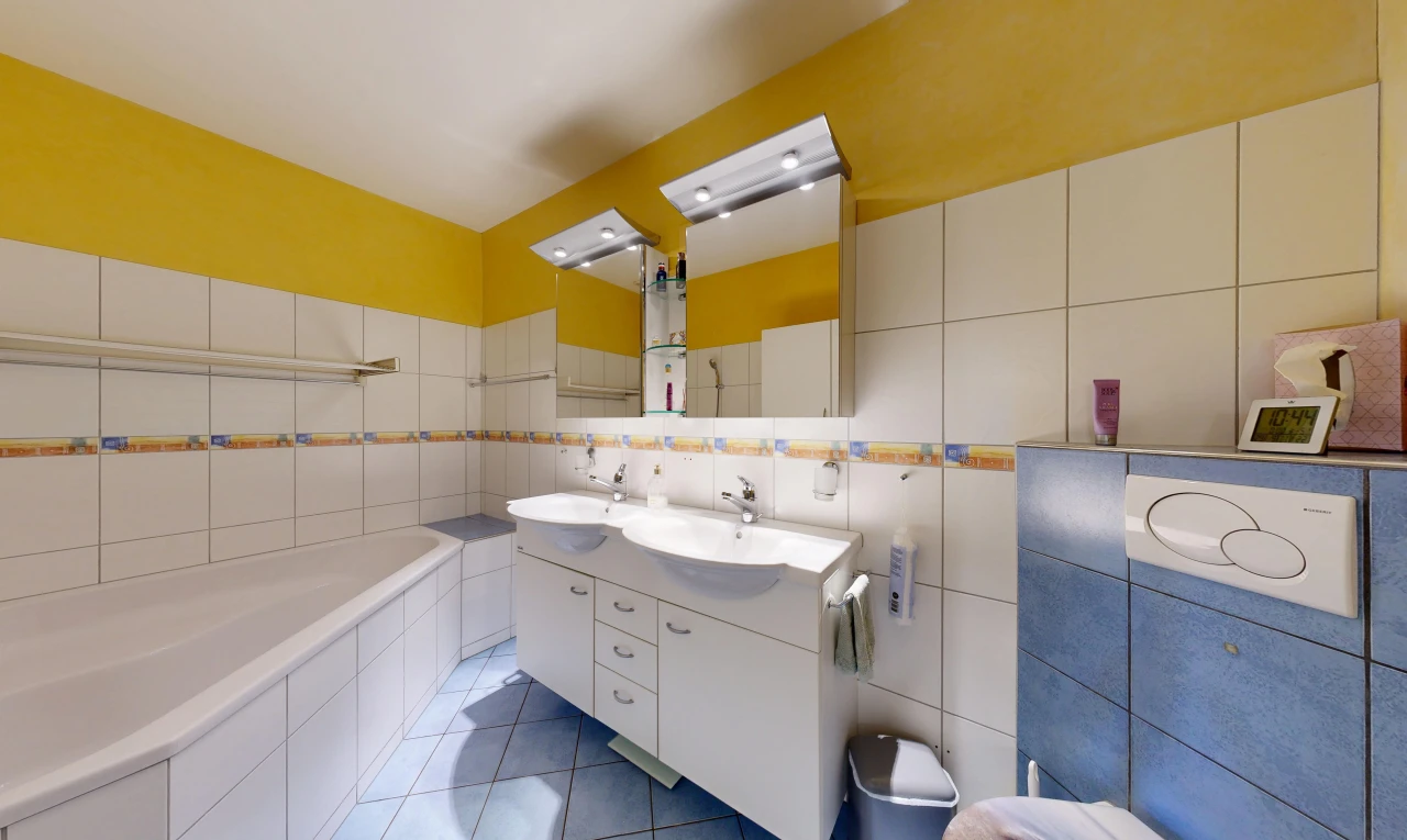 salle de bains avec salle de bain complète, tile wall, mur en carrelage, bain, et miroir
