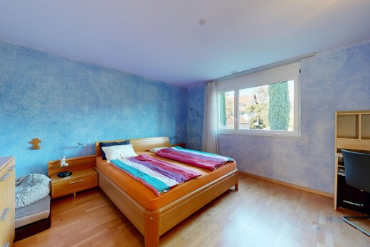 chambre avec sol en finition bois, wood finish floor, espace bureau, light floor, et lumière naturelle