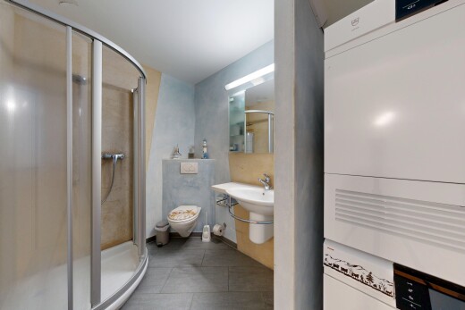 bad mit komplettes badezimmer, dusche, spiegel, inside property, und waschbecken