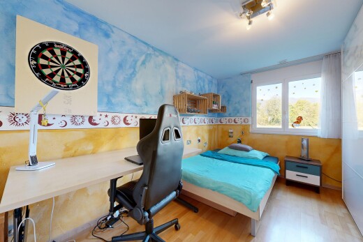 zimmer / schlafzimmer mit wall frieze, deckenbeleuchtung, holzfußboden, wood finish floor, und bürobereich