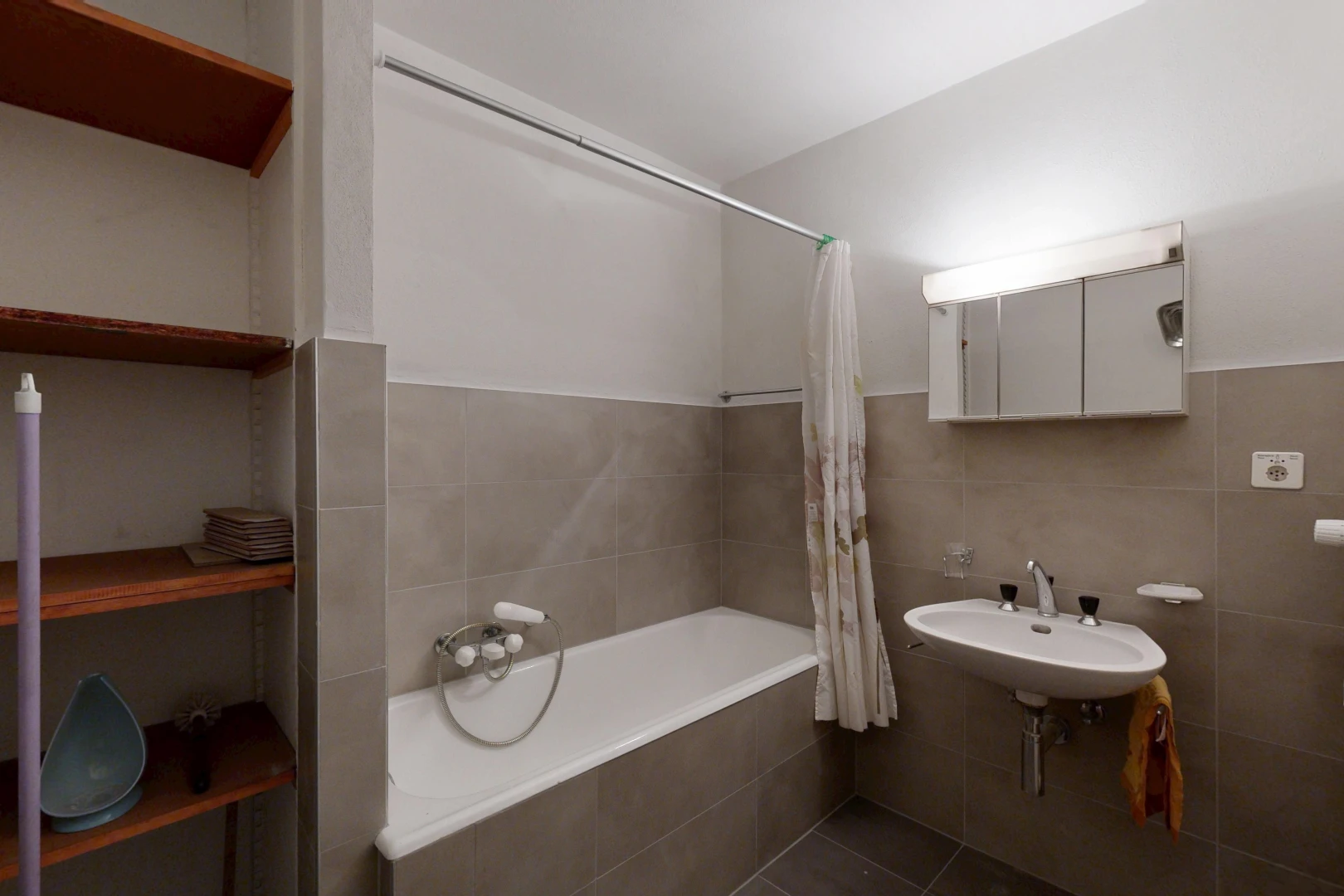 salle de bains avec salle de bain complète, douche-bain combinés, évier, mur en carrelage, et tile wall
