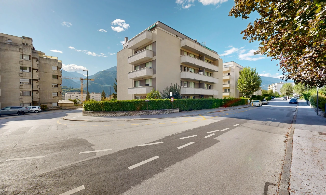 extérieur du bâtiment avec éclairage public, mountain view, vue sur la montagne, day time, et apartment complex view