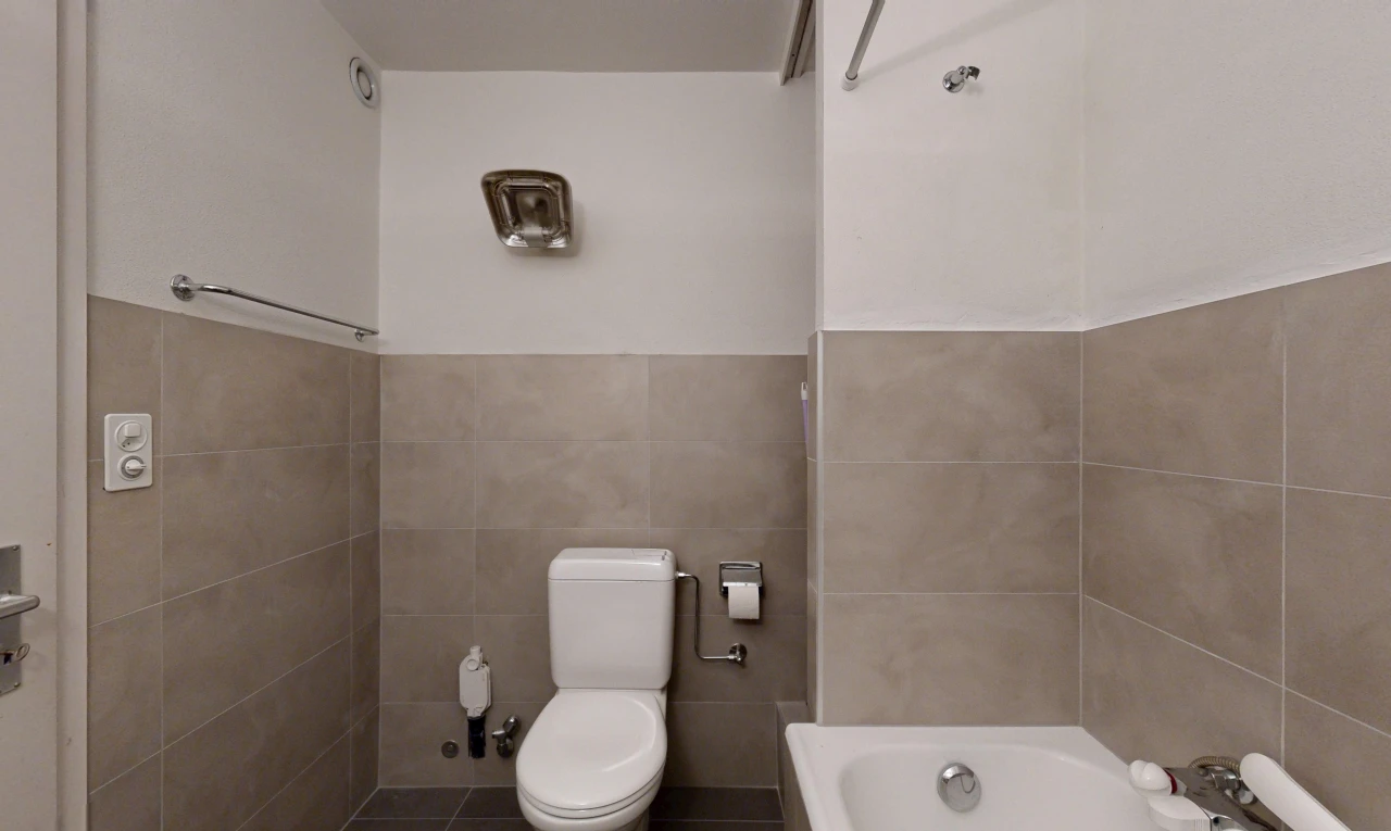 salle de bains avec bain, salle de bain complète, toilette, mur en carrelage, et tile wall