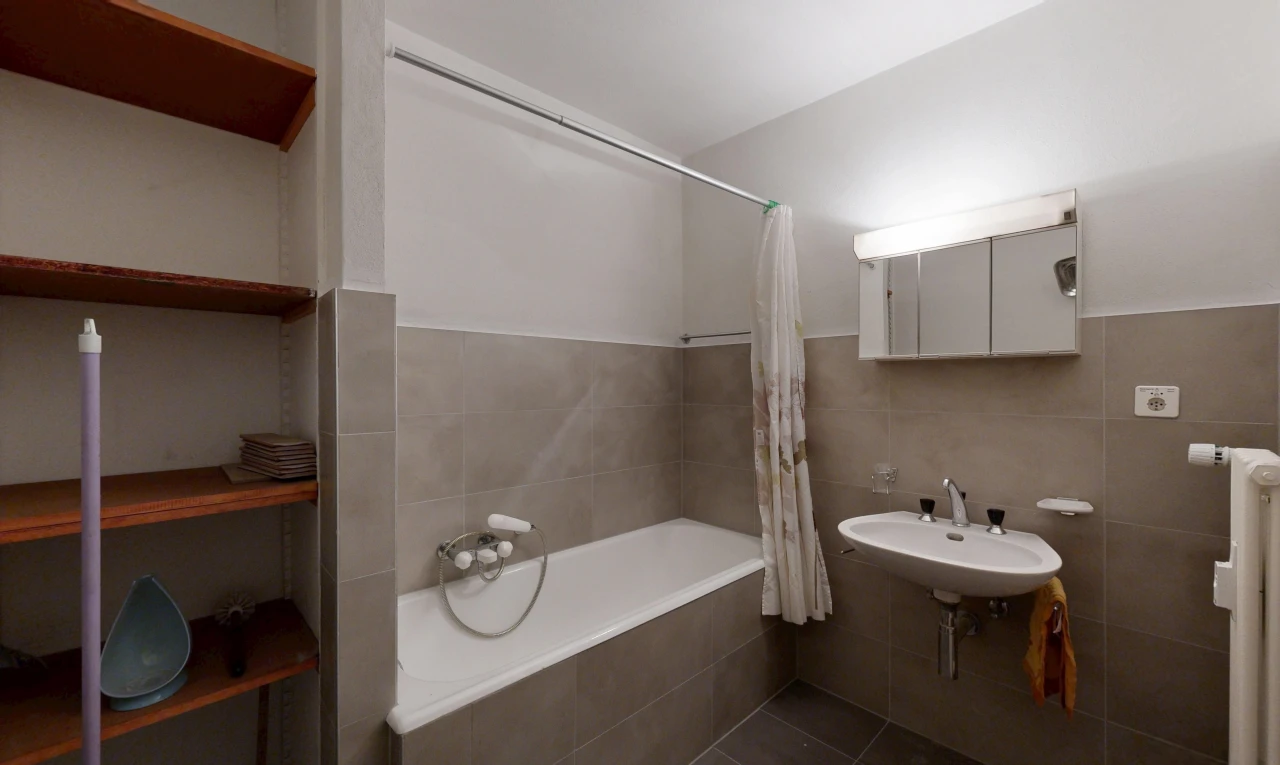 salle de bains avec salle de bain complète, douche-bain combinés, évier, mur en carrelage, et tile wall