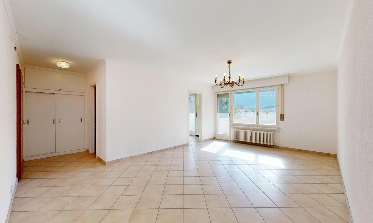 pièce vide avec radiateur, light floor, drywall, cloison sèche, et tile floor