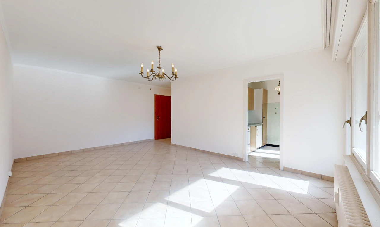 pièce vide avec light floor, drywall, cloison sèche, radiateur, et inside property