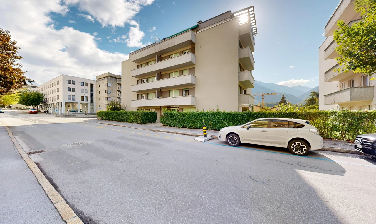 extérieur du bâtiment avec vue sur le complexe d'appartements, apartment complex view, bordures, et day time