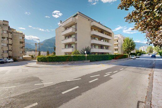 extérieur du bâtiment avec éclairage public, mountain view, vue sur la montagne, day time, et apartment complex view