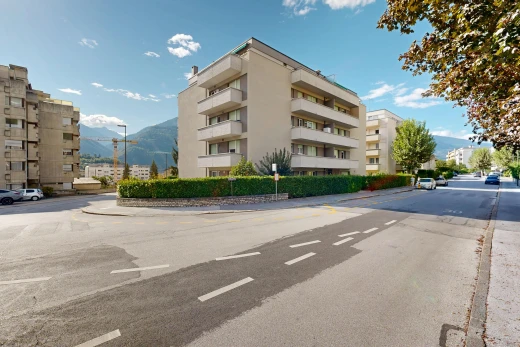 extérieur du bâtiment avec éclairage public, mountain view, vue sur la montagne, day time, et apartment complex view