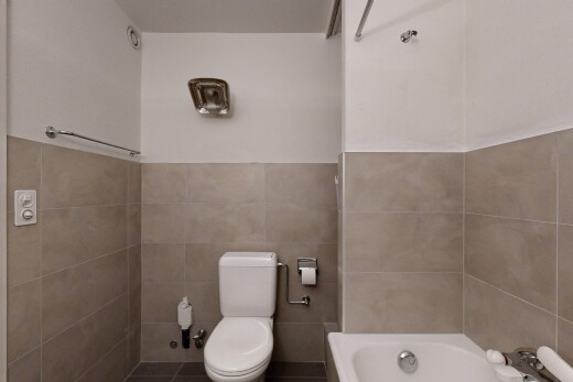 salle de bains avec bain, salle de bain complète, toilette, mur en carrelage, et tile wall