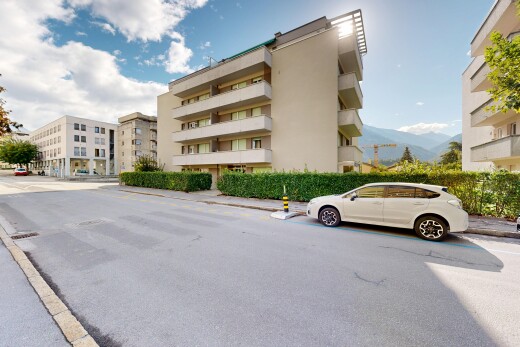 extérieur du bâtiment avec vue sur le complexe d'appartements, apartment complex view, bordures, et day time