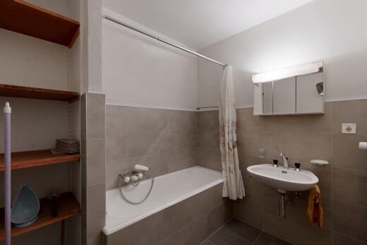 salle de bains avec salle de bain complète, douche-bain combinés, évier, mur en carrelage, et tile wall