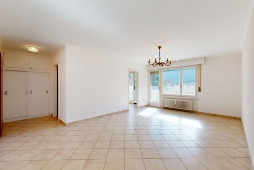 pièce vide avec radiateur, light floor, drywall, cloison sèche, et tile floor