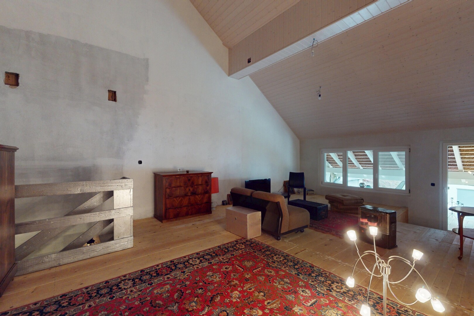 salon avec lumière naturelle, haut plafond, plancher de bois, plafond voûté, et plafond de bois
