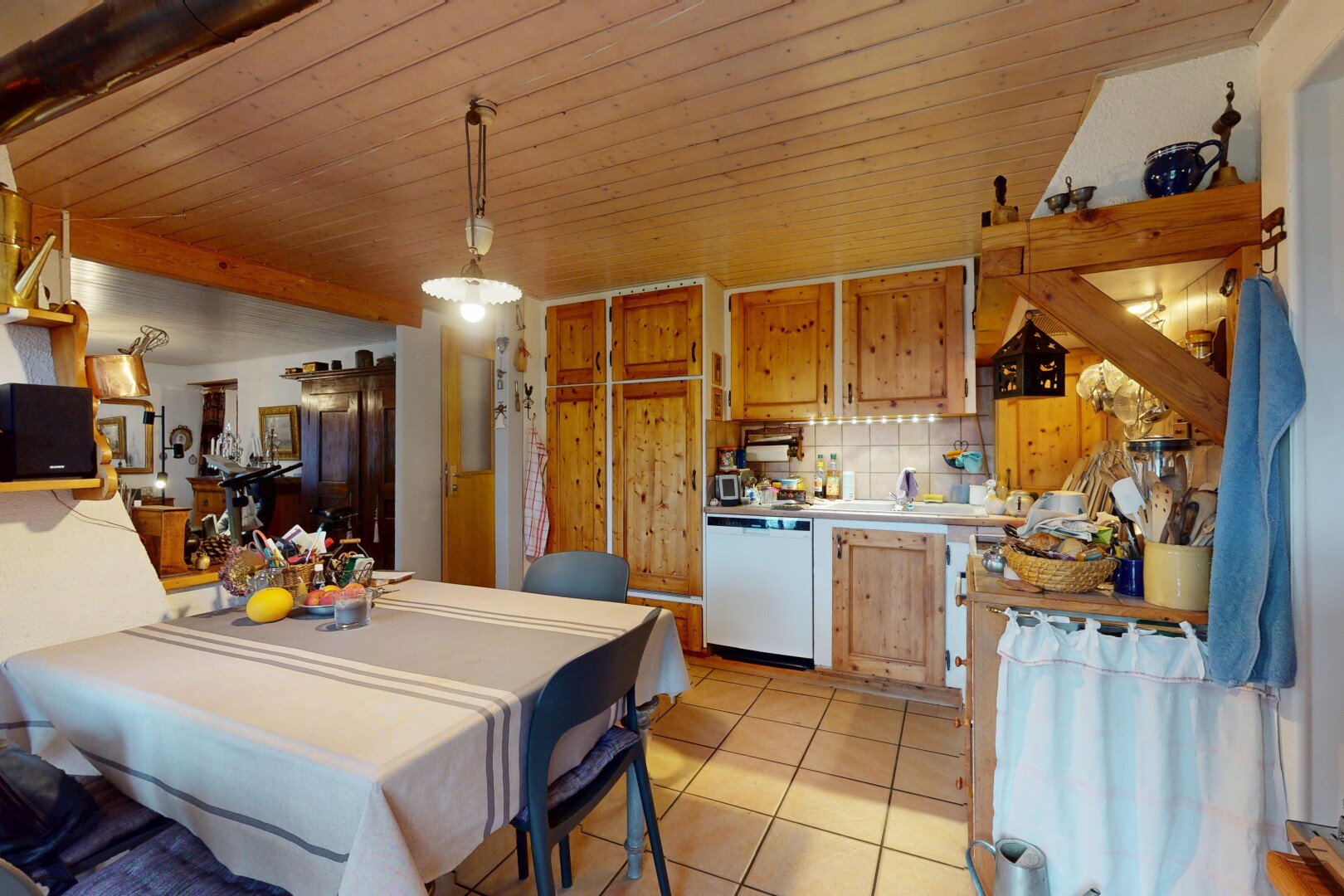 espace intérieur avec carrelage et plafond de bois