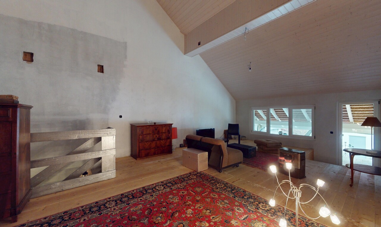 salon avec lumière naturelle, haut plafond, plancher de bois, plafond voûté, et plafond de bois