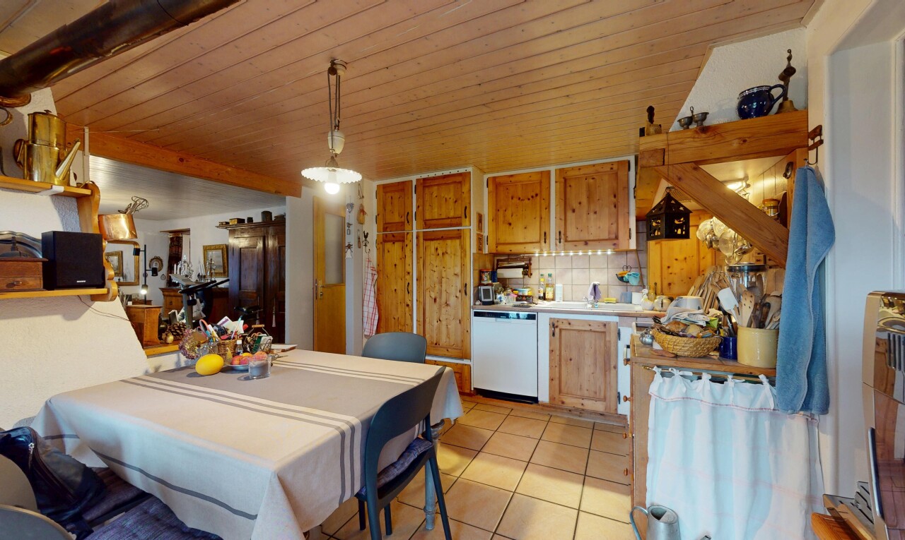 espace intérieur avec carrelage et plafond de bois
