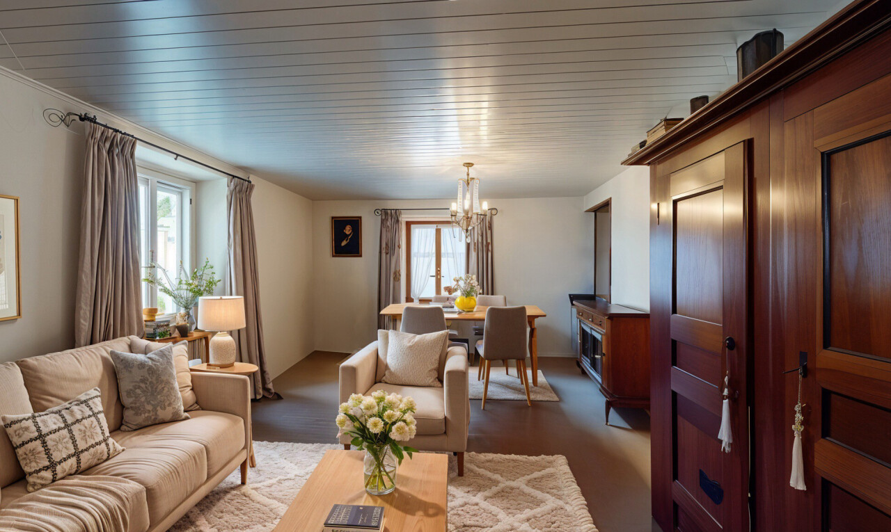 salon / salle à manger avec lumière naturelle et lustre
