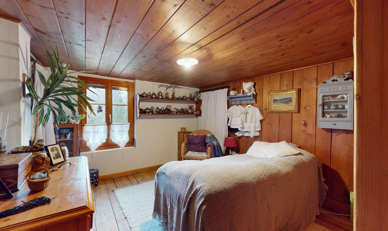 chambre avec plafond bas, lumière naturelle, plancher de bois, mur en bois, et plafond de bois