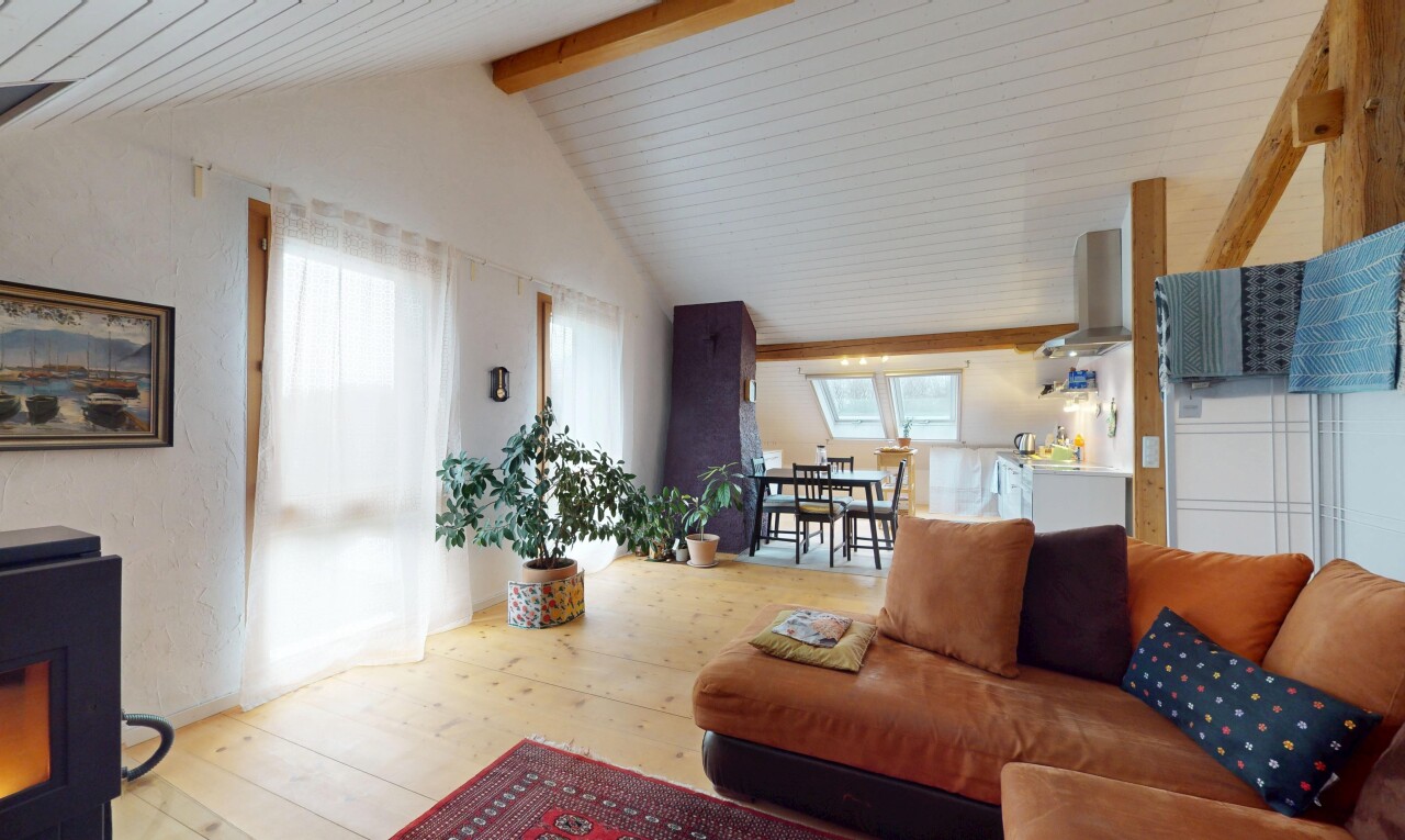 salon / salle à manger avec plafond voûté, lumière naturelle, plancher de bois, et poutres apparentes