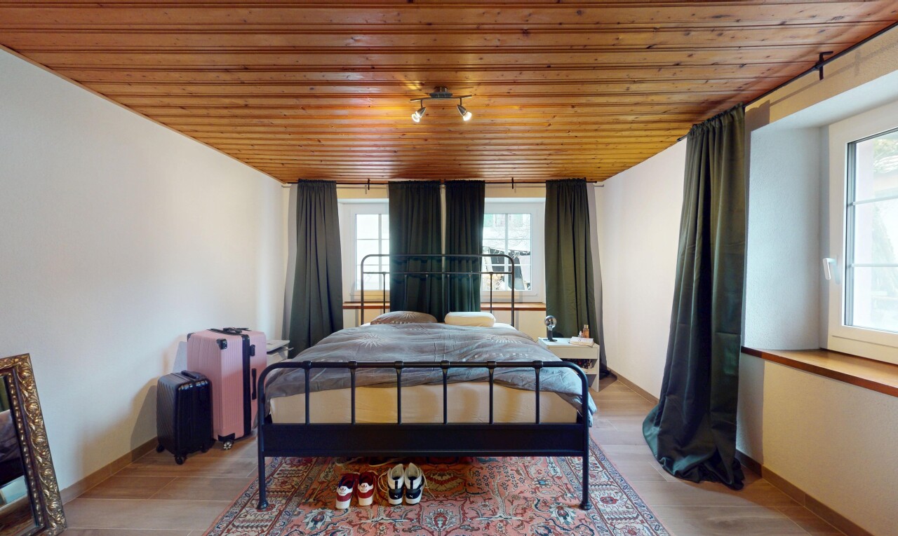 chambre avec lumière naturelle, plafond de bois, et plancher de bois