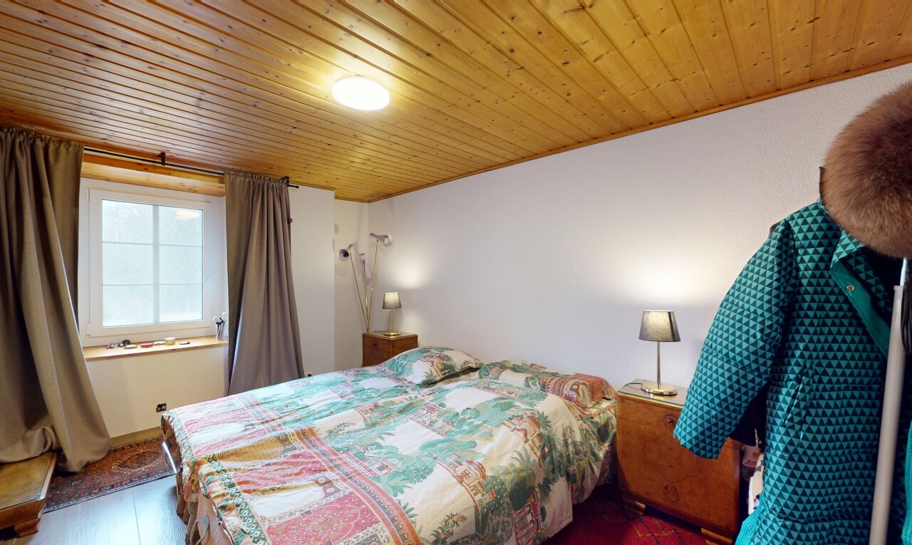 chambre avec lumière naturelle et plafond de bois