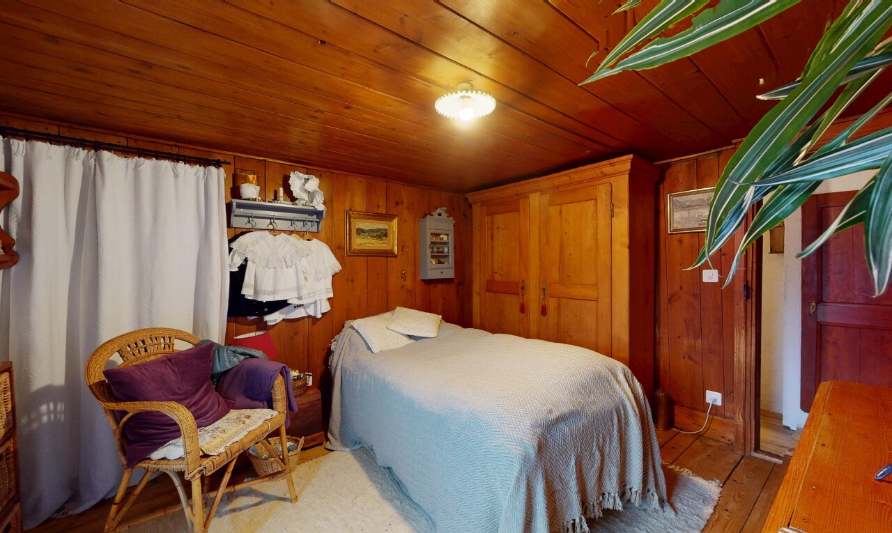 chambre avec plafond de bois, mur en bois, et plancher de bois
