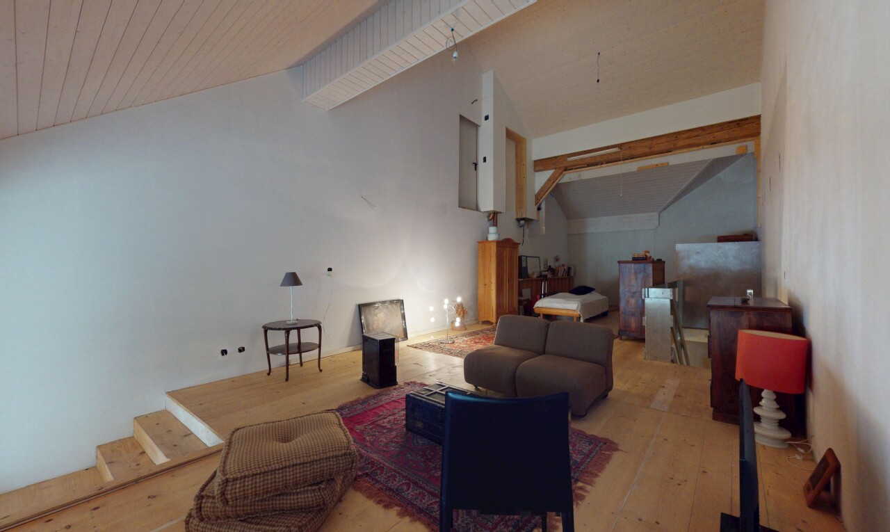 espace intérieur avec haut plafond, plancher de bois, et plafond voûté