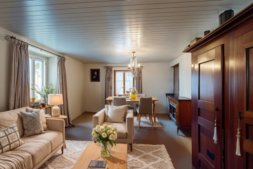 wohn- / esszimmer mit bemerkenswerter kronleuchter und natürliches licht