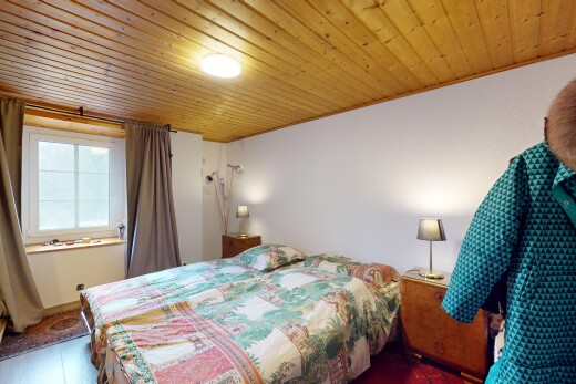 zimmer / schlafzimmer mit holzdecke und natürliches licht