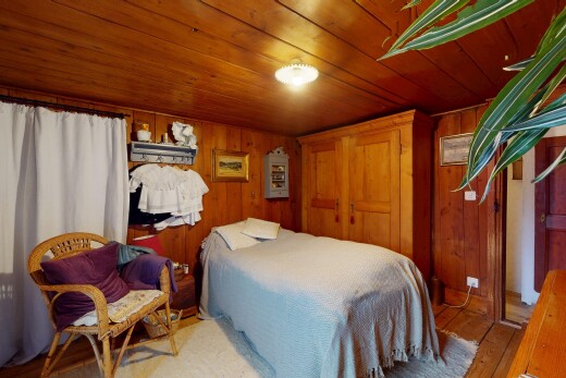 zimmer / schlafzimmer mit holzdecke, parkettboden, und holzwand