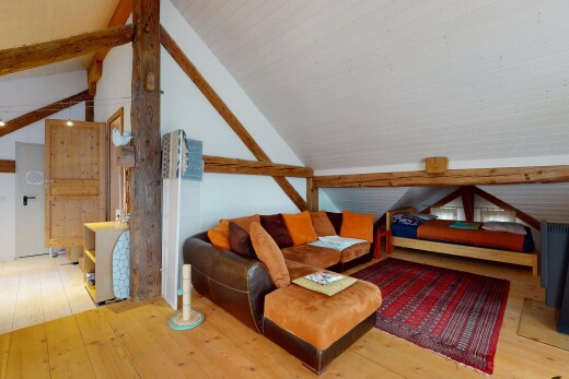 zimmer / schlafzimmer mit balkendecke, parkettboden, und dachschräge