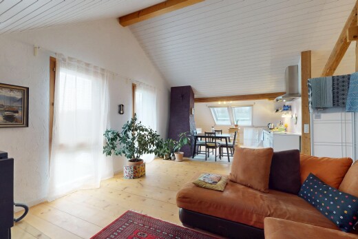 wohn- / esszimmer mit parkettboden, balkendecke, natürliches licht, und dachschräge