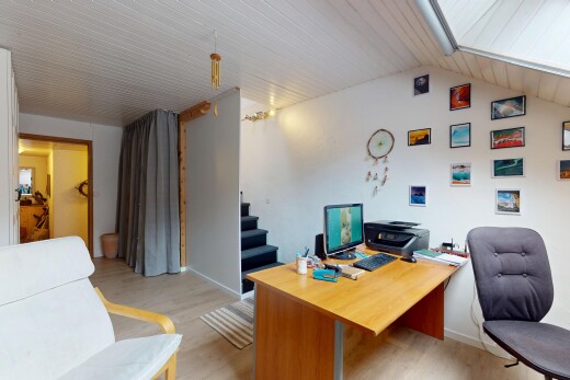 office area featuring lofted ceiling and light hardwood / wood-style floors