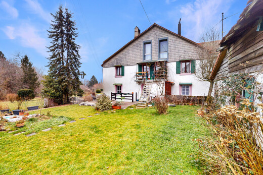 außenansicht mit rasen