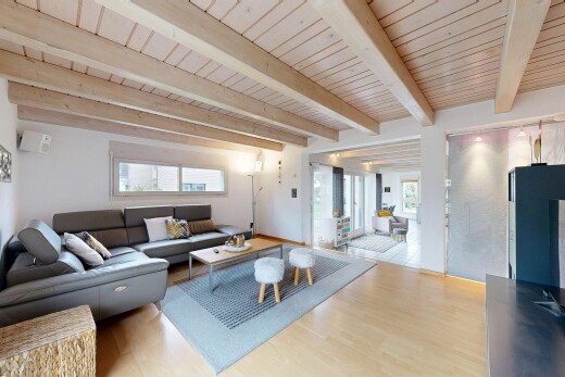 wohnzimmer mit inside property, natural light, natürliches licht, wood finish floor, und holzfußboden