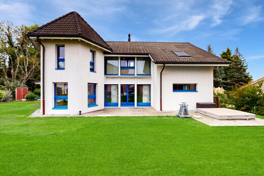 außenansicht mit rasen, property visible, day time, ziegeldach, und stuckverkleidung