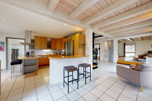 küche mit küchenbar, arbeitsplatten, beamed ceiling, balkendecke, und küchenrückwand beim Herd