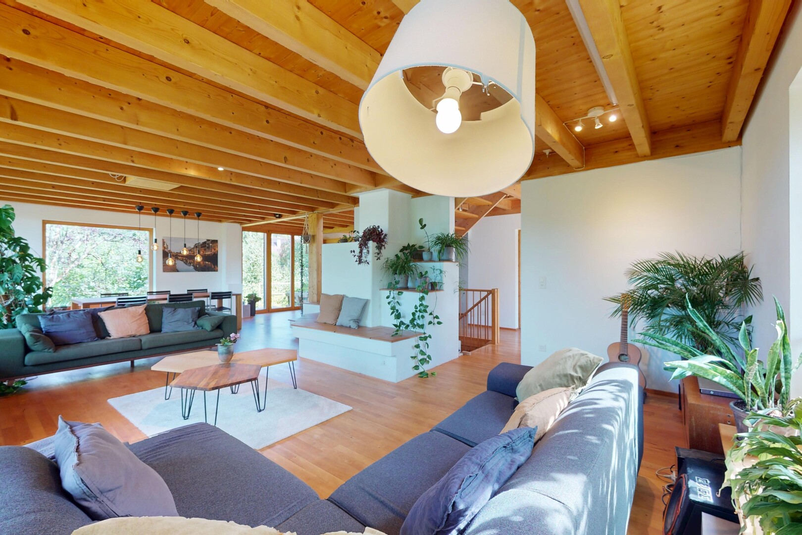wohnzimmer mit natürliches licht, natural light, inside property, balkendecke, und beamed ceiling
