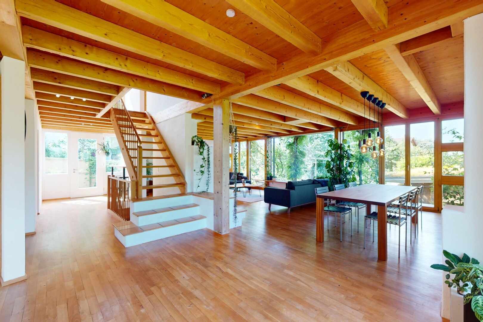 treppe mit natürliches licht, natural light, holzfußboden, wood finish floor, und balkendecke