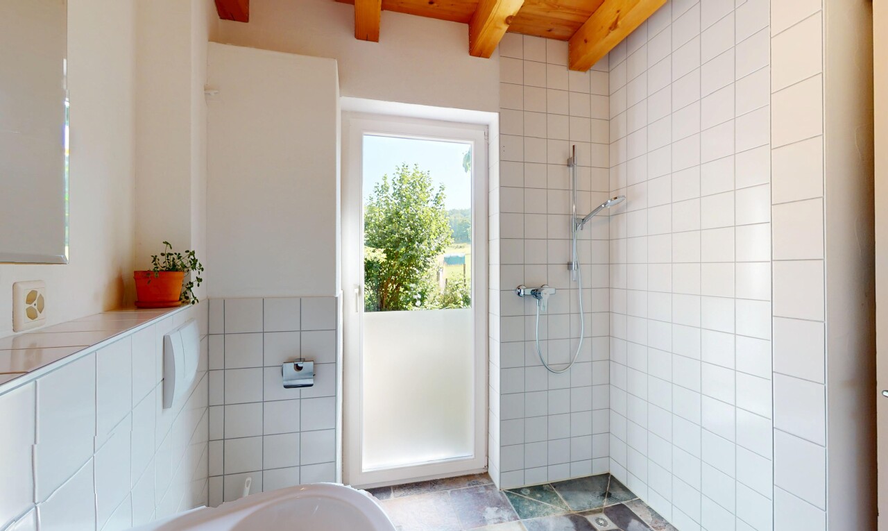 bad mit komplettes badezimmer, balkendecke, beamed ceiling, inside property, und natürliches licht