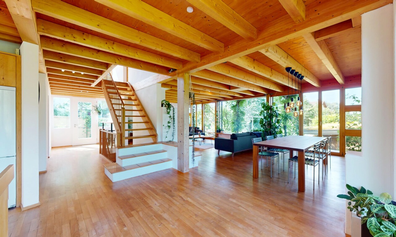treppe mit natürliches licht, natural light, holzfußboden, wood finish floor, und balkendecke