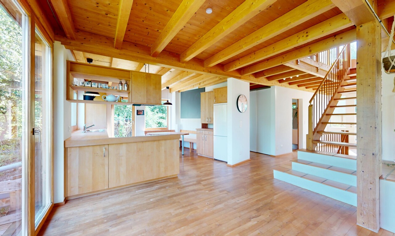 innenraum mit kühlschrank, natural light, natürliches licht, beamed ceiling, und balkendecke