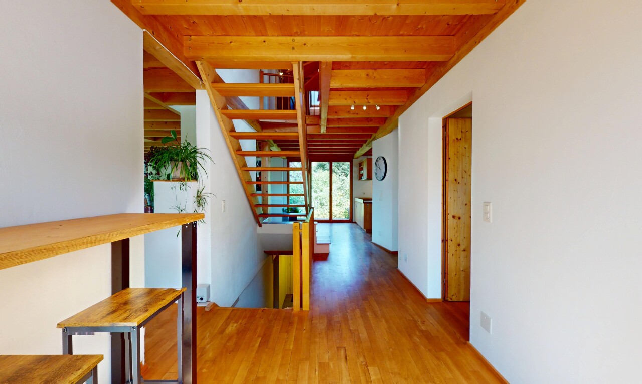 halle / korridor mit natürliches licht, natural light, holzfußboden, wood finish floor, und inside property