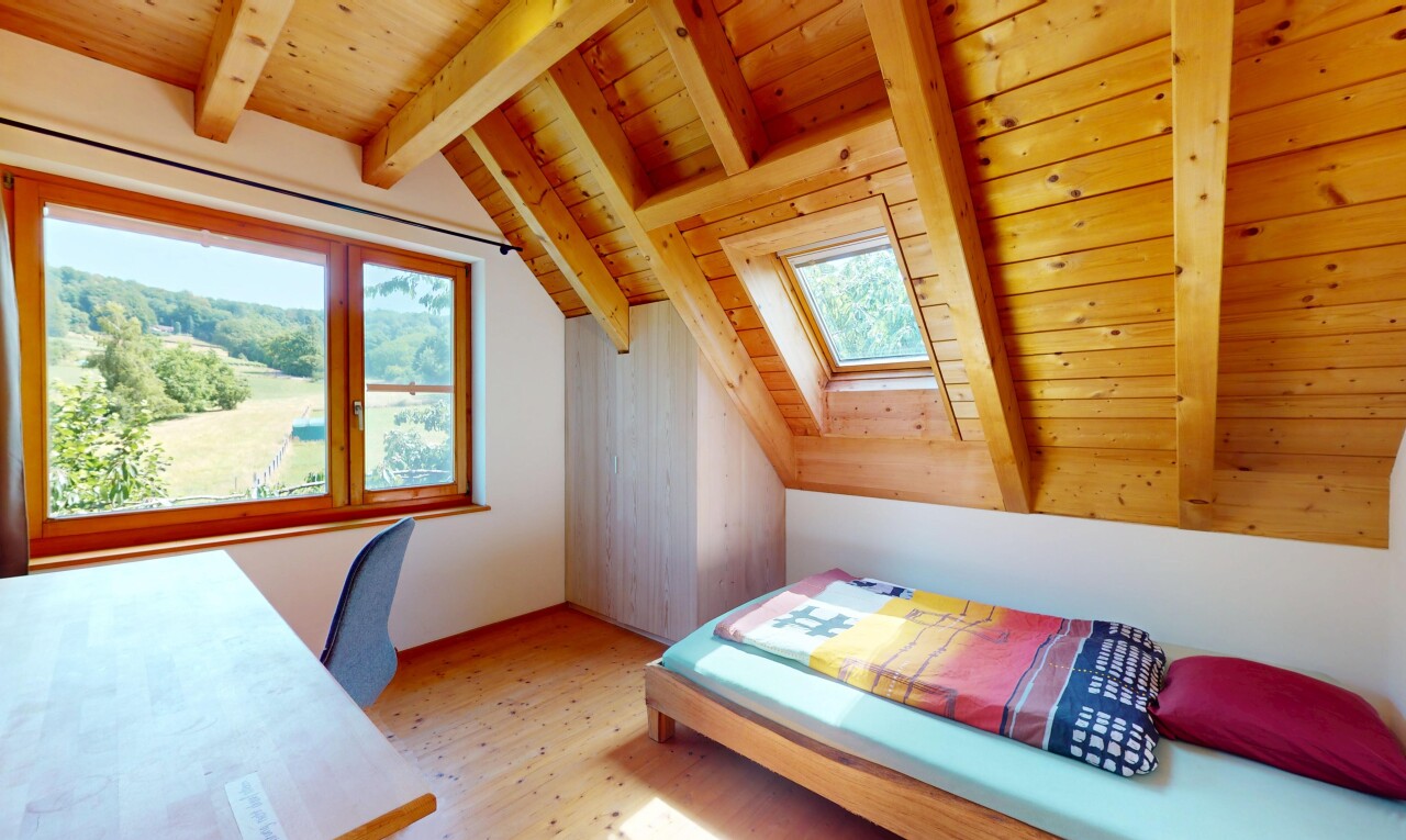 zimmer / schlafzimmer mit zusätzliches zimmer, balkendecke, beamed ceiling, inside property, und holzdecke