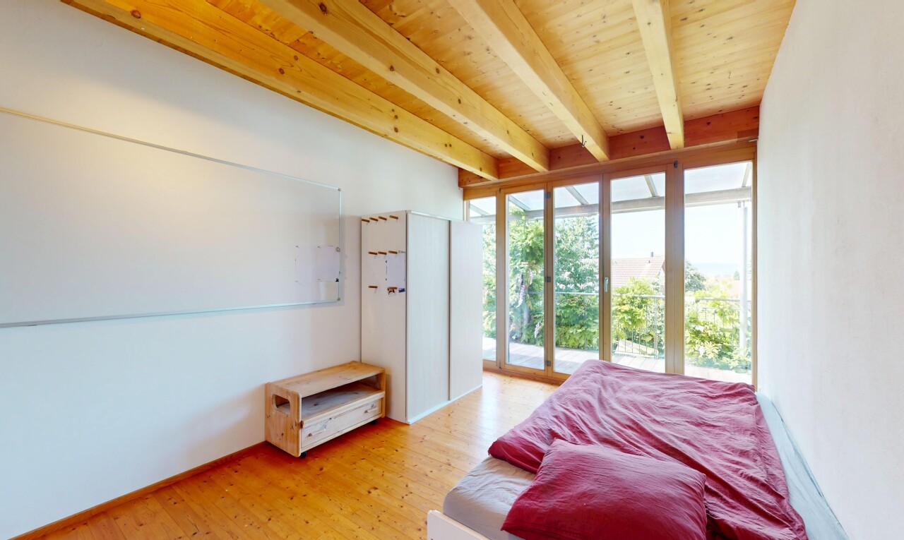wohnzimmer mit inside property, natural light, natürliches licht, beamed ceiling, und balkendecke